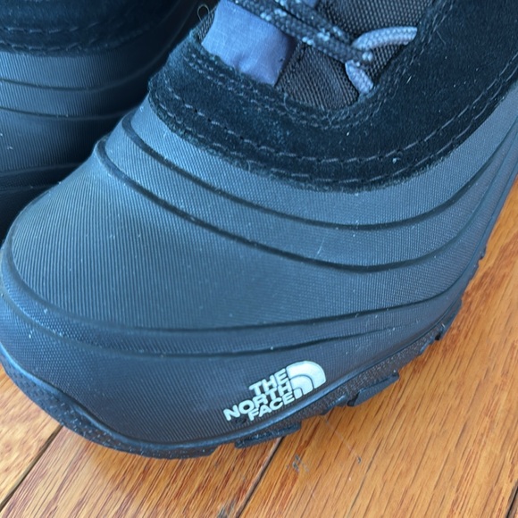 Boy’s North Face waterproof winter boots size 4 - Picture 7 of 11
